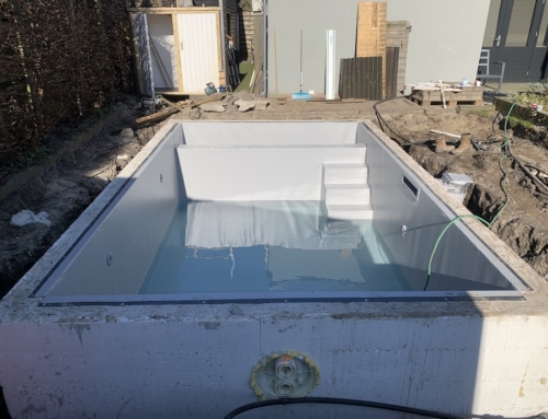 Grijze zwembadfolie gelast in zwembad in Elburg